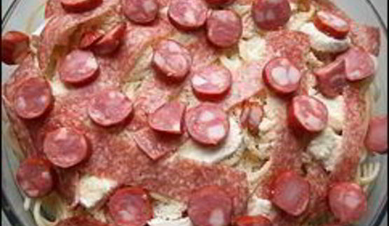 макаронная запеканка с брынзой, сосисками и охотничьими колбасками