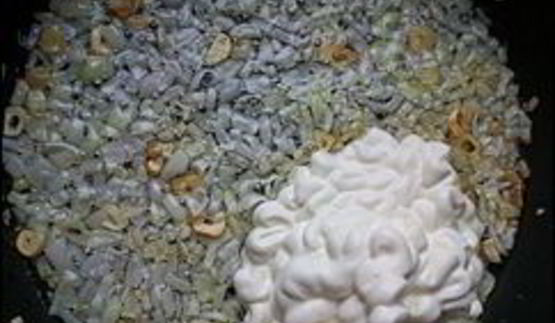 макаронная запеканка с брынзой, сосисками и охотничьими колбасками