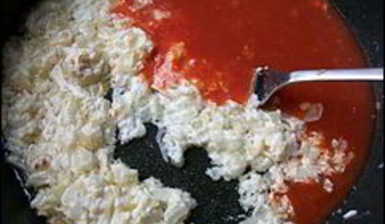 макаронная запеканка с брынзой, сосисками и охотничьими колбасками