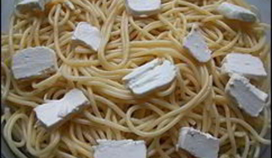 макаронная запеканка с брынзой, сосисками и охотничьими колбасками