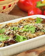 Мясная запеканка с баклажанами в йогуртово-тахинном соусе