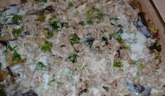 мясная запеканка с баклажанами в йогуртово-тахинном соусе