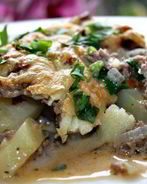 Простая мясная запеканка с грибами