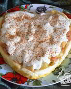 Творожная запеканка с медовыми яблоками под сметаной