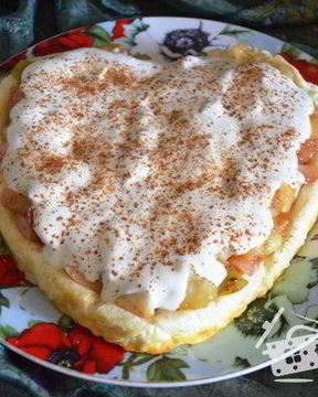 Творожная запеканка с медовыми яблоками под сметаной