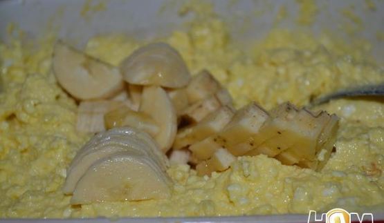 творожная запеканка с яблоком и бананом