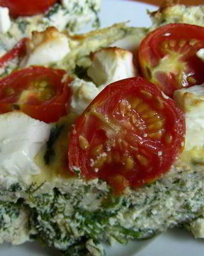 Творожный пирог-запеканка с летней зеленью, помидорами черри и фетой