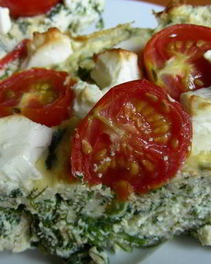 Творожный пирог-запеканка с летней зеленью, помидорами черри и фетой