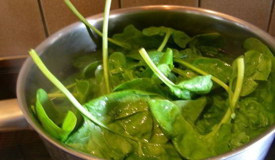 творожный пирог-запеканка с летней зеленью, помидорами черри и фетой