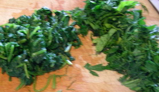 творожный пирог-запеканка с летней зеленью, помидорами черри и фетой