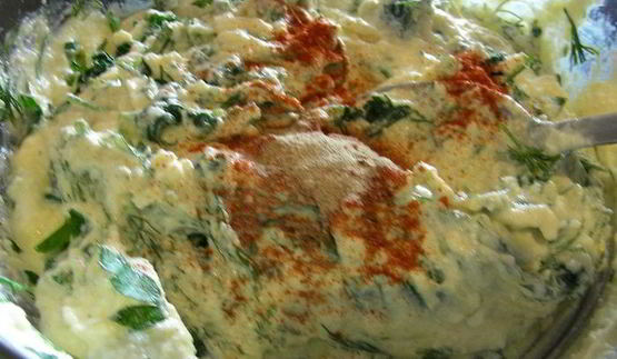 творожный пирог-запеканка с летней зеленью, помидорами черри и фетой