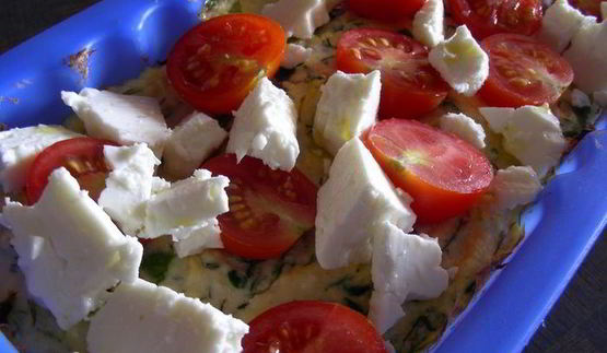 творожный пирог-запеканка с летней зеленью, помидорами черри и фетой