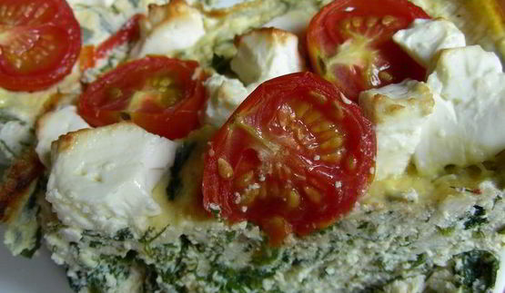 творожный пирог-запеканка с летней зеленью, помидорами черри и фетой