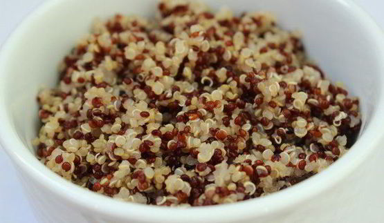 запеканка из киноа с лесными грибами и болгарским перцем