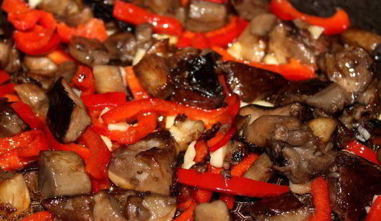 запеканка из киноа с лесными грибами и болгарским перцем