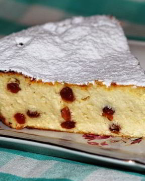 Запеканка из творога с изюмом и бананом