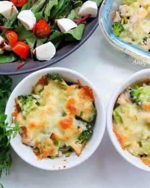 Запеканка с курицей, пореем и брокколи