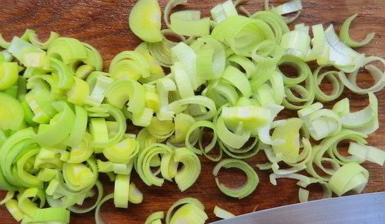 запеканка с курицей, пореем и брокколи