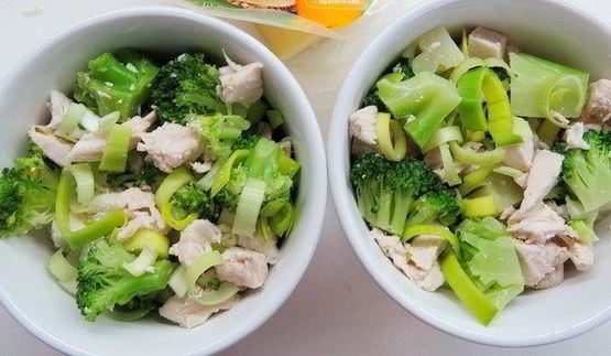 запеканка с курицей, пореем и брокколи