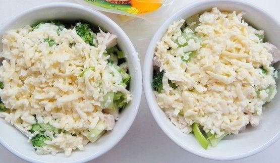 запеканка с курицей, пореем и брокколи