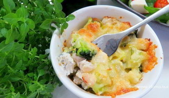 запеканка с курицей, пореем и брокколи