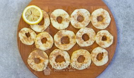 жареные яблоки в тесте