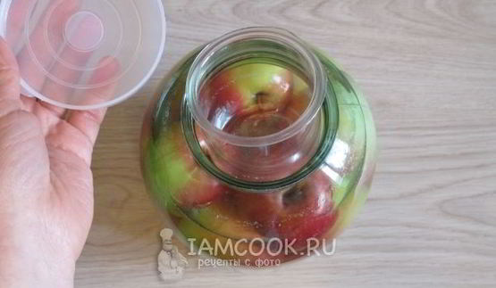 квашеные яблоки в банках