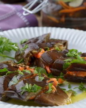 Баклажаны маринованные с морковью и чесноком