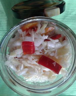 Капуста маринованная с перцем
