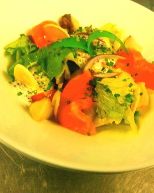 Листья салатов с маринованной неркой и сметанной заправкой