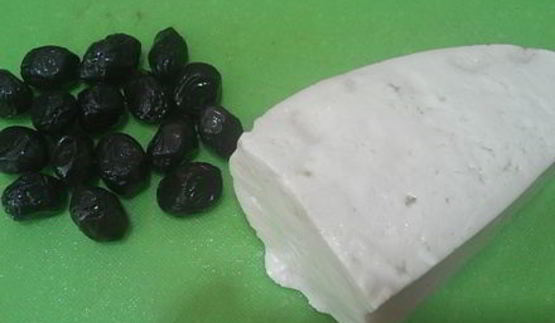 маринованная брынза с оливками
