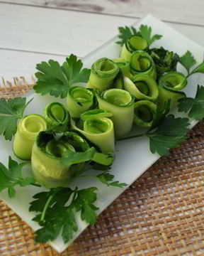 Маринованные огуречные слайсы