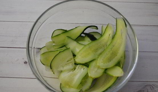 маринованные огуречные слайсы