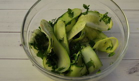 маринованные огуречные слайсы