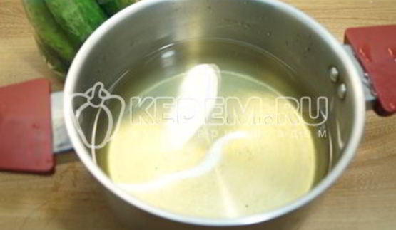 маринованные огурцы в литровых банках