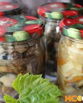 Маринованные подосиновики и белые грибы