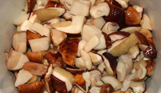 маринованные подосиновики и белые грибы