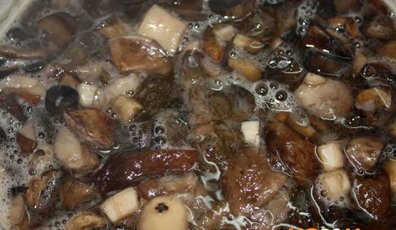 маринованные подосиновики и белые грибы