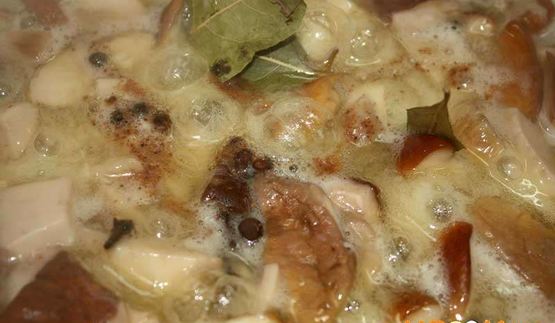 маринованные подосиновики и белые грибы