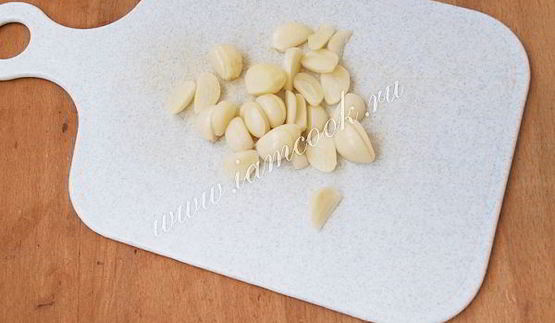 маринованные сливы с чесноком