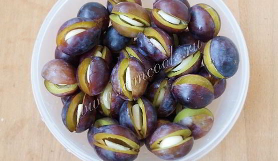 маринованные сливы с чесноком