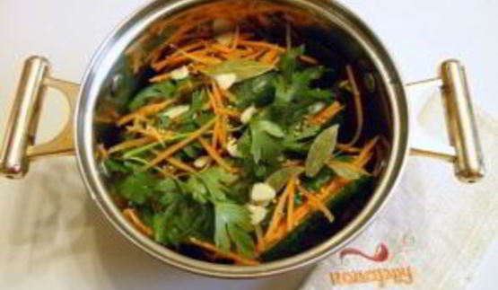 огурцы маринованные с морковью