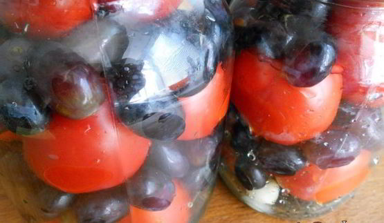 помидоры маринованные с виноградом
