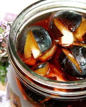 Слива маринованная с чесноком