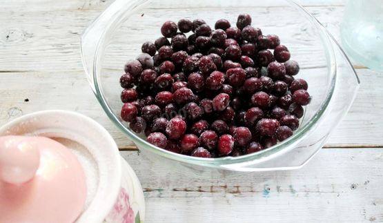 густое варенье из вишни с косточкой