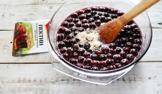 густое варенье из вишни с косточкой