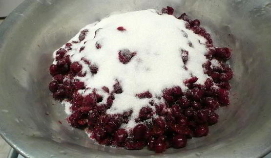 густое вишневое варенье