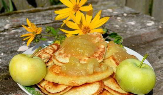 оладушки с яблочным вареньем