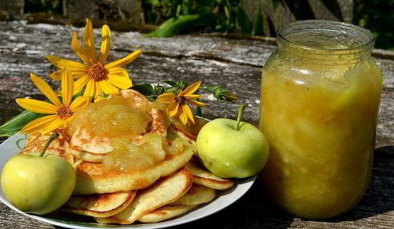 оладушки с яблочным вареньем