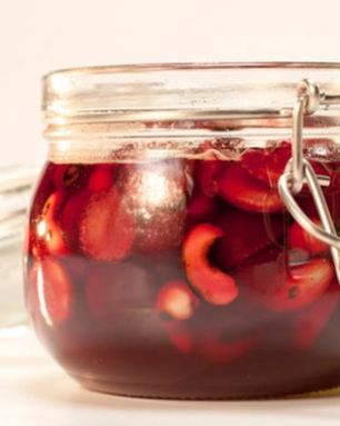 Пряное варенье из вишни с орехами
